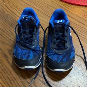 Boys UA tennis shoes